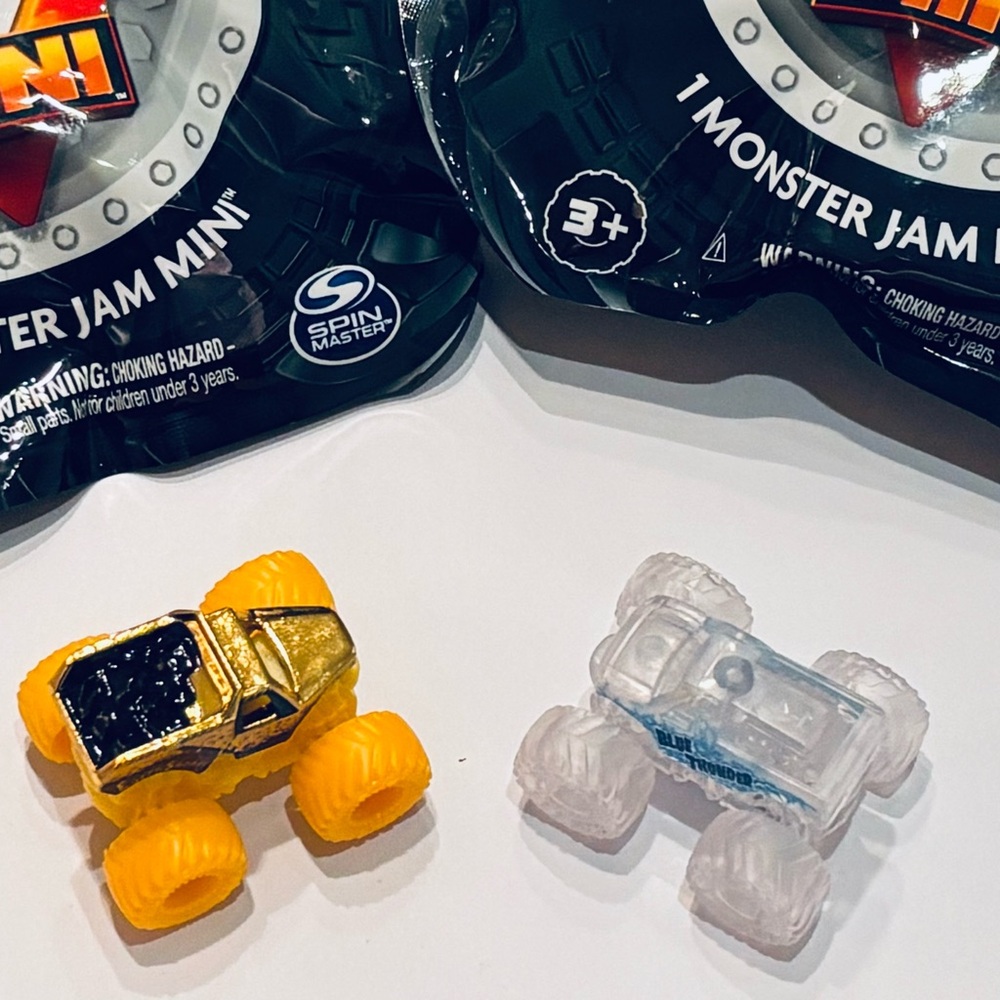 Monster Jam Mini Series 16 CHASE Monster Trucks: Blue Thunder & Earth Shaker